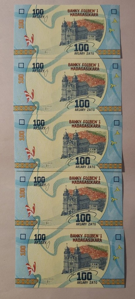 FIVE Notes, Madagascar 100 Ariary, 2017, P-97, UNC IT.#E-7