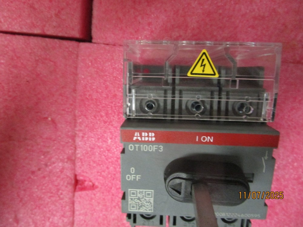 OPENED BOX NEW ABB OT100F3 3P Disconnect Swithc with Handle