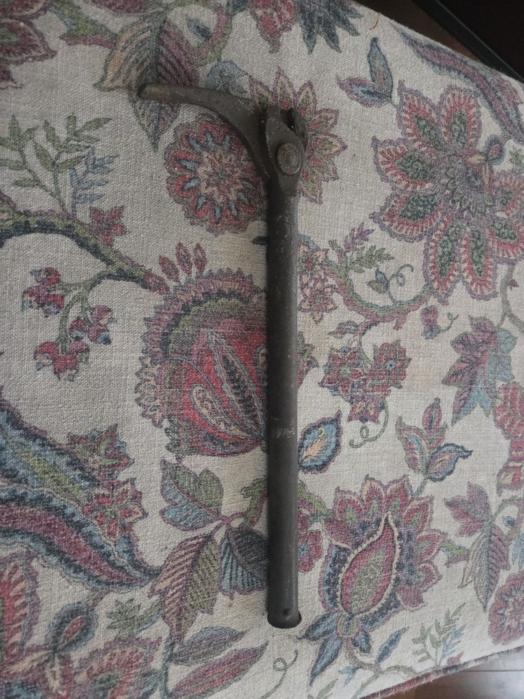 Oddball Antique Cast Iron Nail Puller