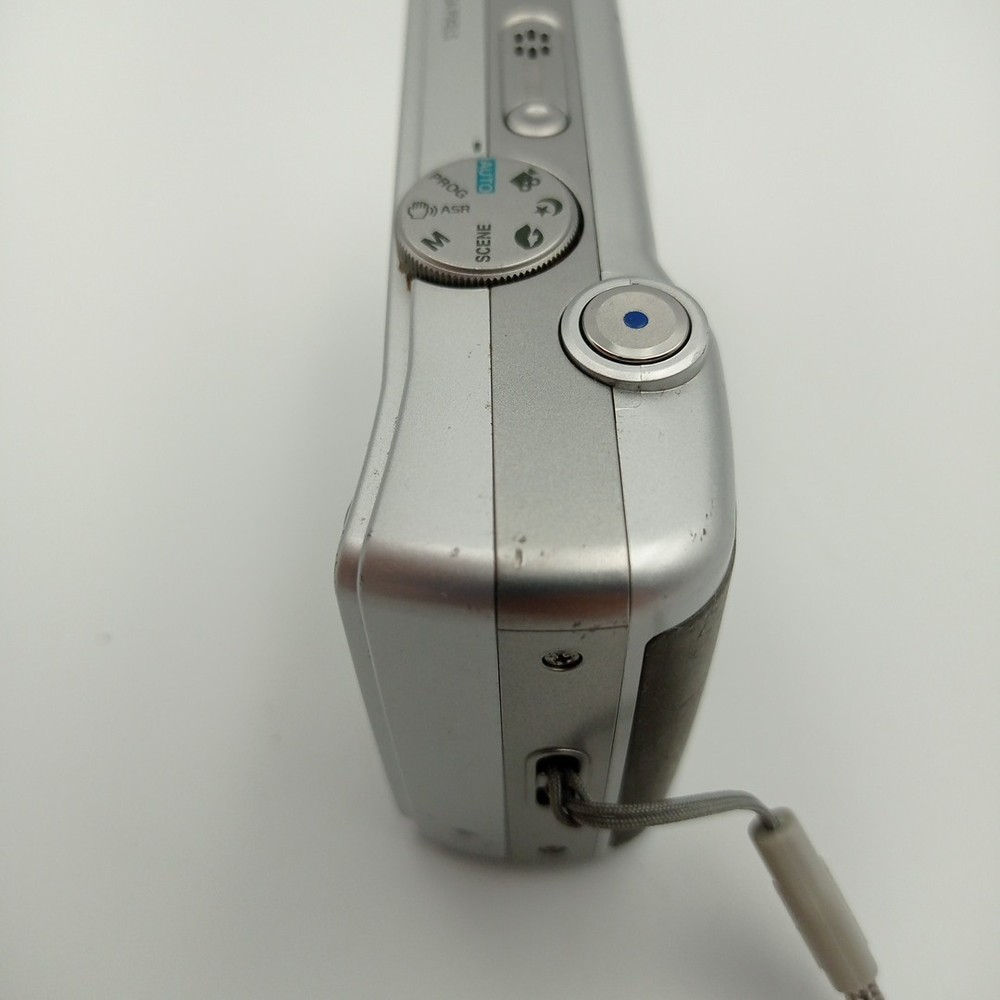 Samsung Digimax D75 7.2MP Compact Digital Camera Silver - Powers Off Randomly