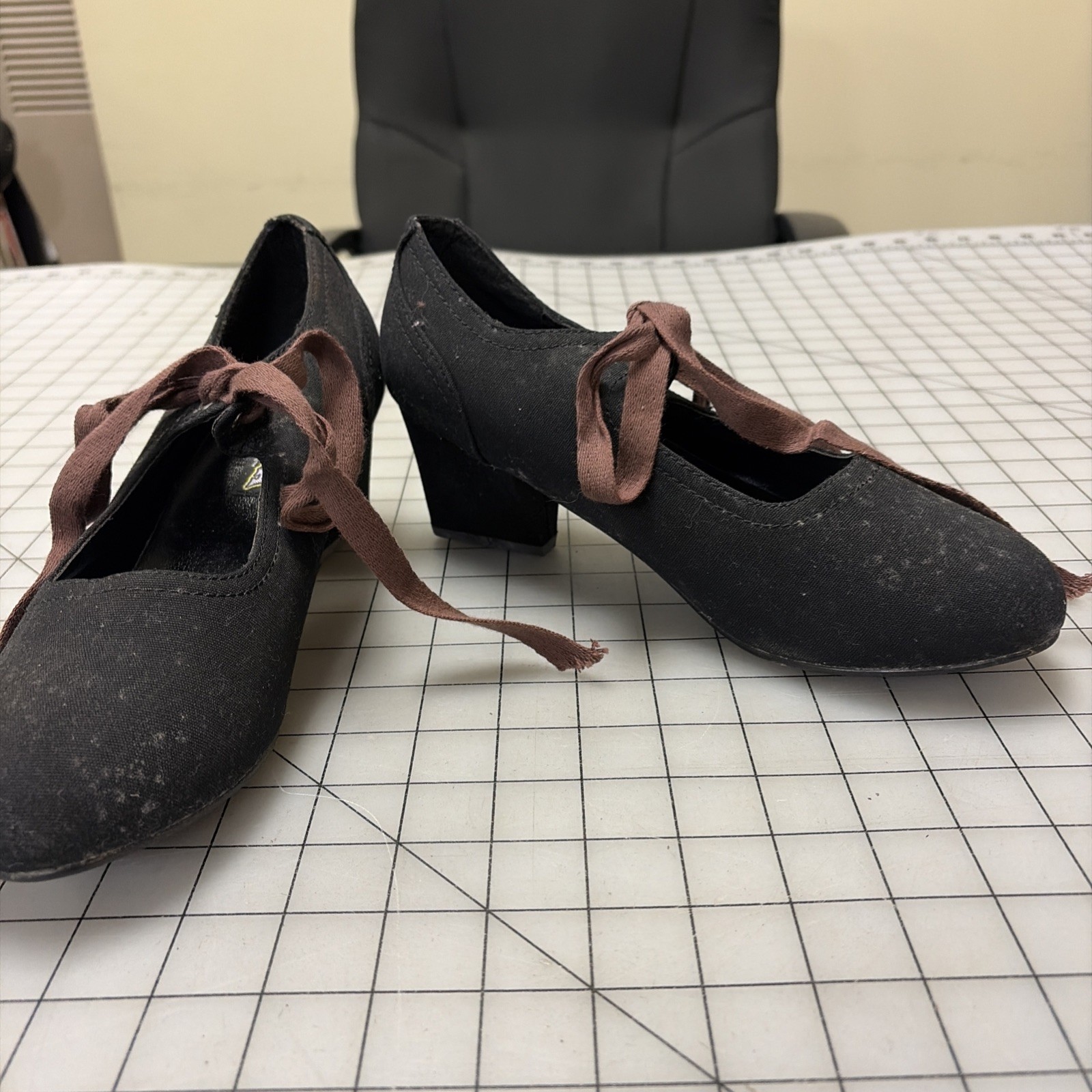 'Costume' style Women's Colonial era Shoes with tan tape ribbon, SZ 10 (W)