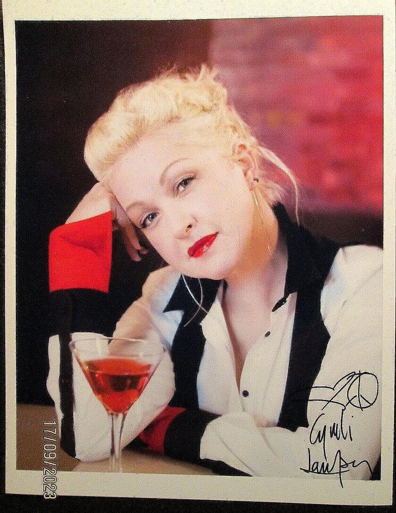 CYNDI LAUPER :SINGER ( HAND SIGN AUTOGRAPH PHOTO) CLASSIC