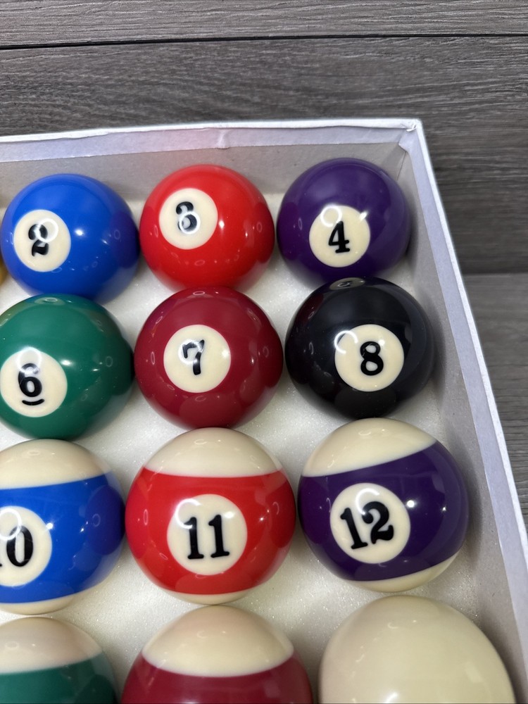 PROFESSIONAL POOL BALL SET ---NEW