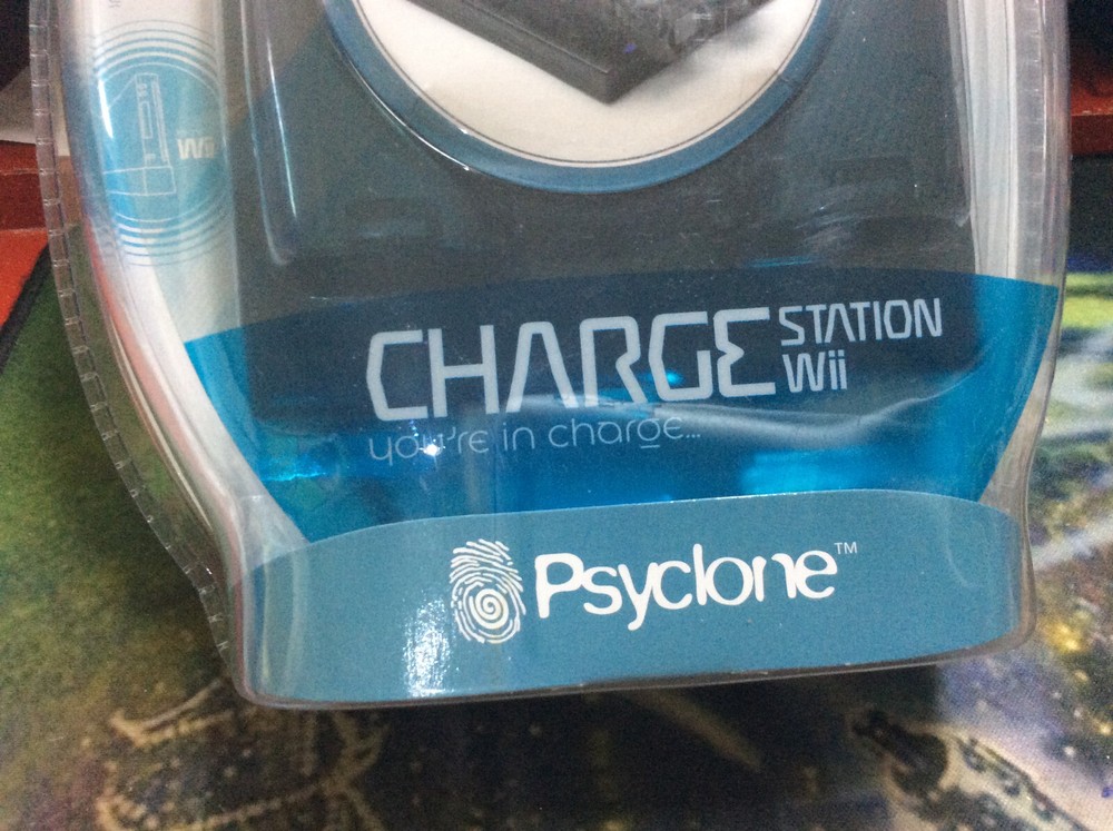 Psyclone Wii Dual Charge Station w/ Remote Control Batteries