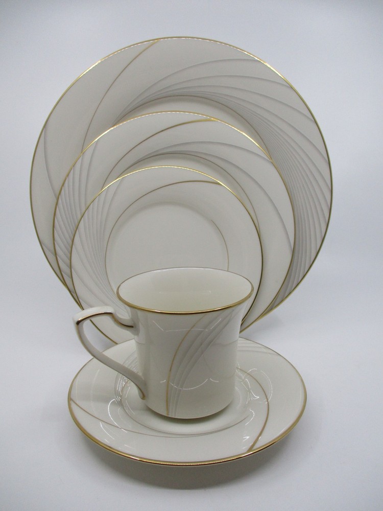 NORITAKE GOLDEN LILY - 1 PLACE SETTING  -  0303C
