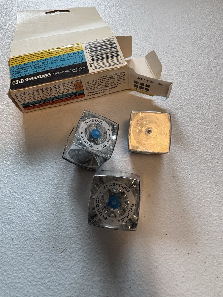 Sylvania Blue Dot Magic Flash 3 cubes 12 flashes NEW NOS