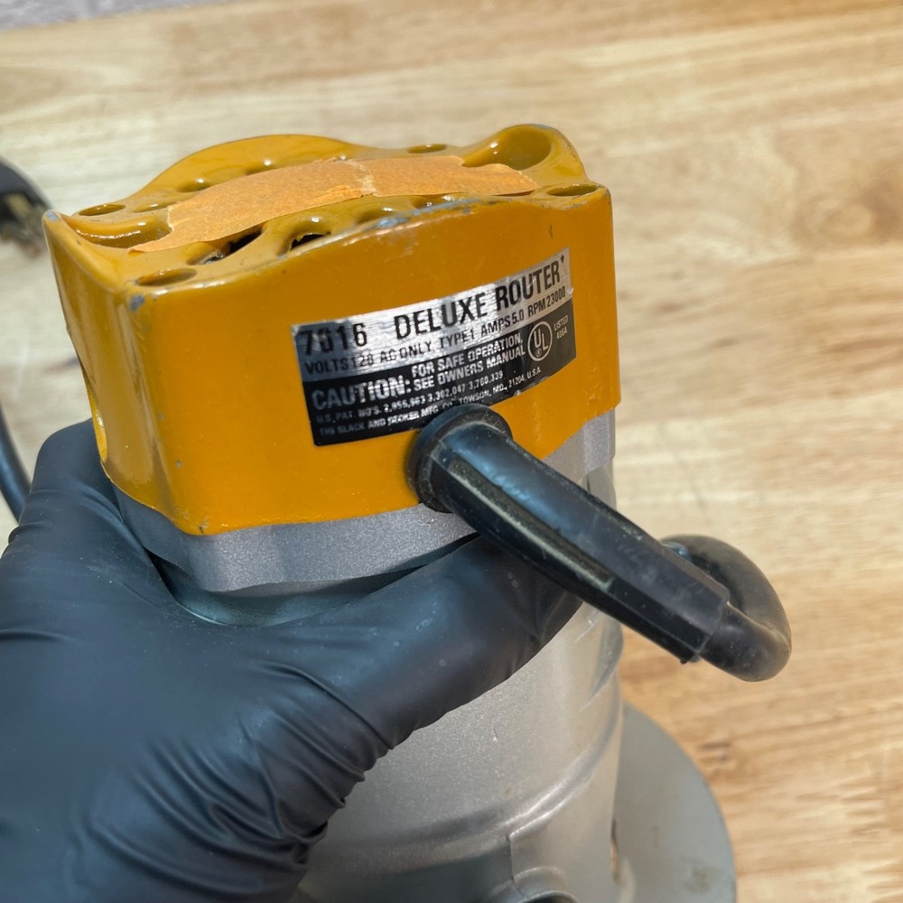 Black & Decker 7616 Deluxe Router With Base with router bit