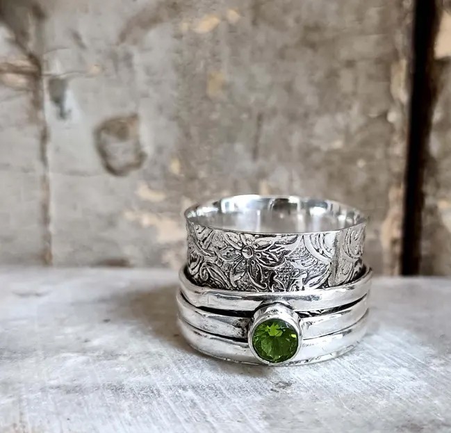 Solid 925Sterling Silver Floral Spinner Natural Peridot Gemstone Meditation Ring