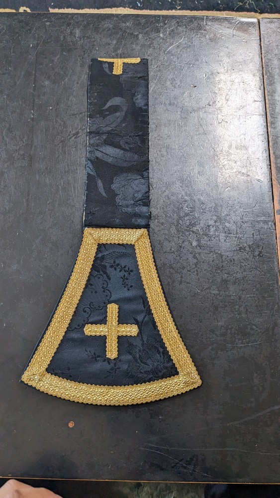 Antique black Maniple