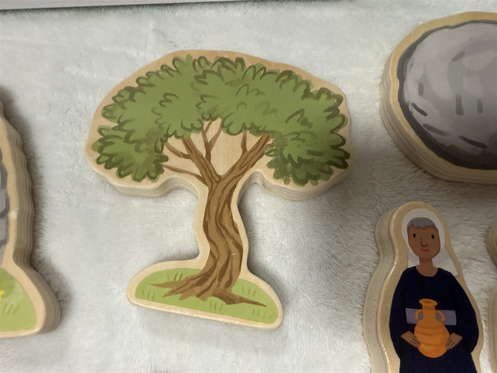 HALLMARK JESUS LIVES WOOD PLAY SET 11 PIECE WITH BIBLE STORY BOOKLET