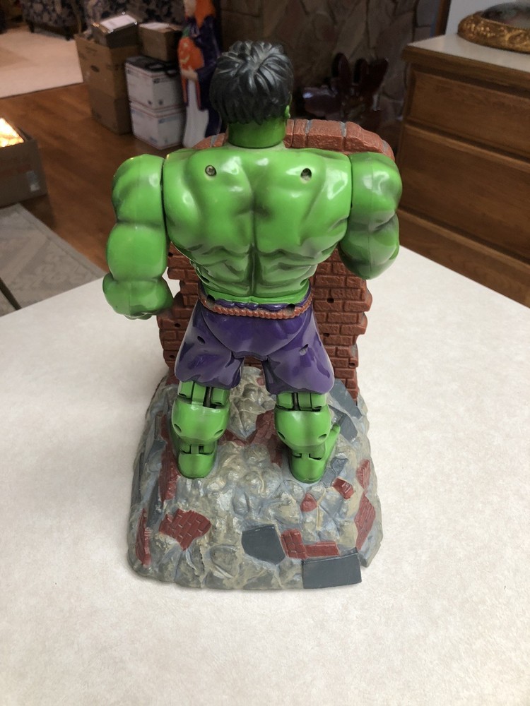 The Incredible Hulk Action Wall Bash With Clock & Bank 2002