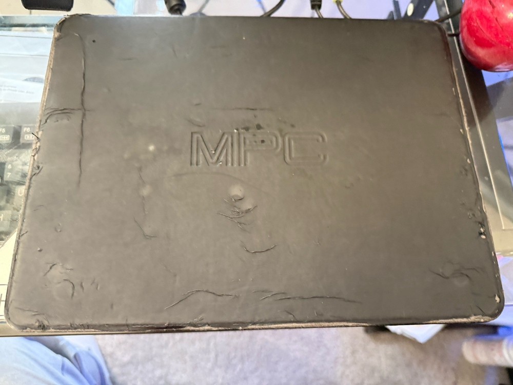 AKAI Professional MPC ELEMENT Music Production Controller 16 Pad Sampler USB