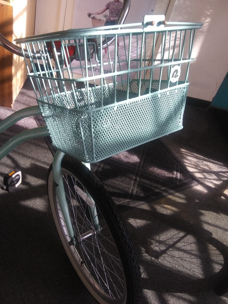 Basket for bicycle front. Ez on Ez off.