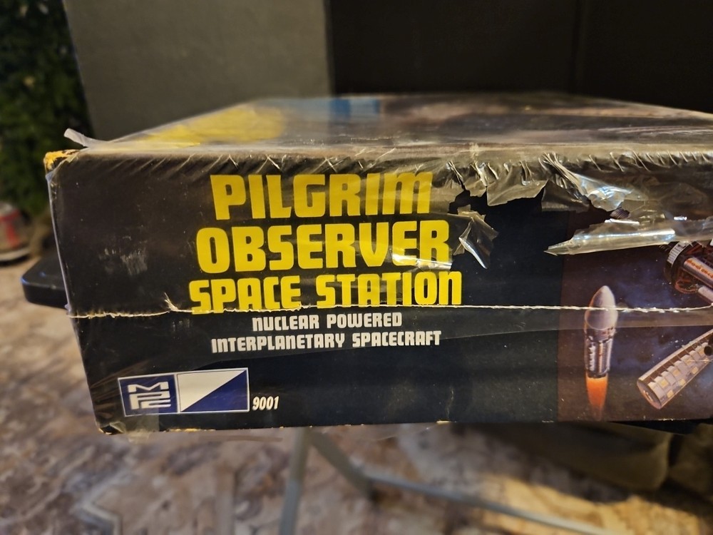 MPC PILGRIM OBSERVER SPACE STATION SHIP MODEL KIT 9001 Box Worn