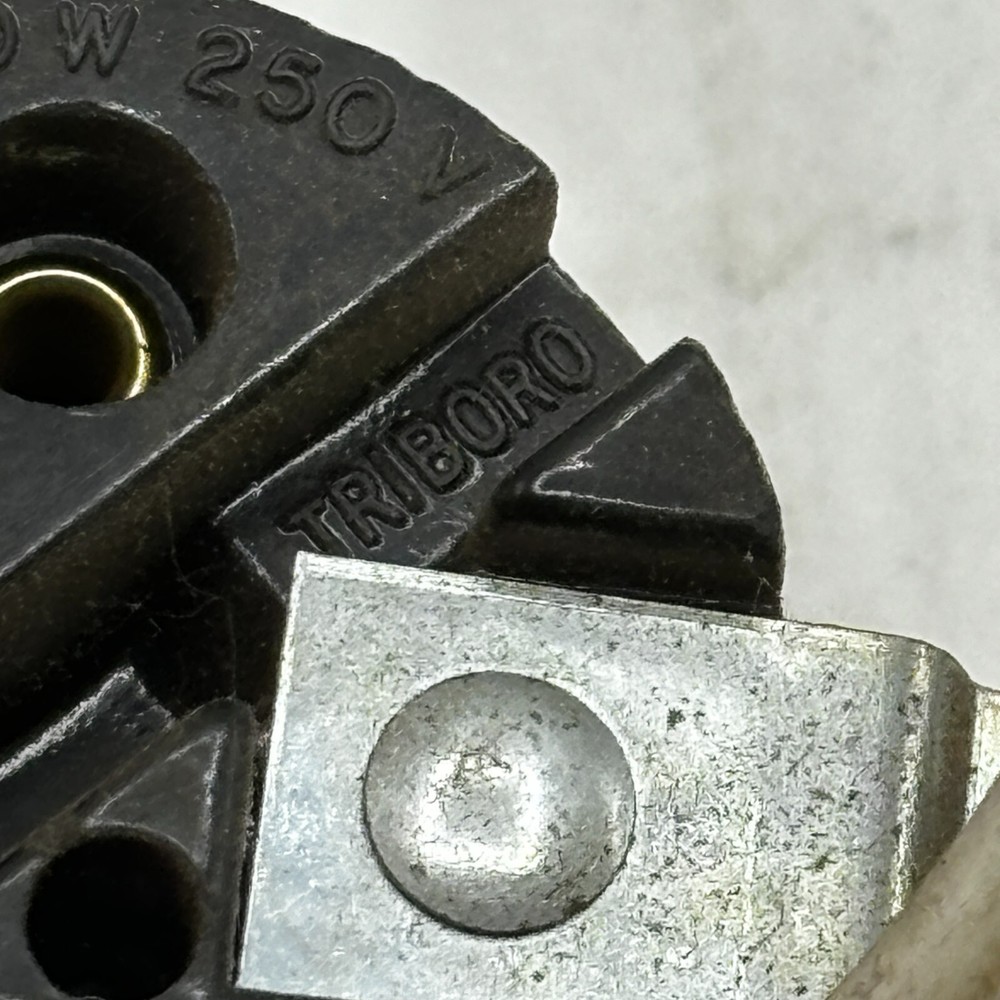 TRIBORO Phenolic Light Socket Medium Base 660W 250V Bulk ⭐