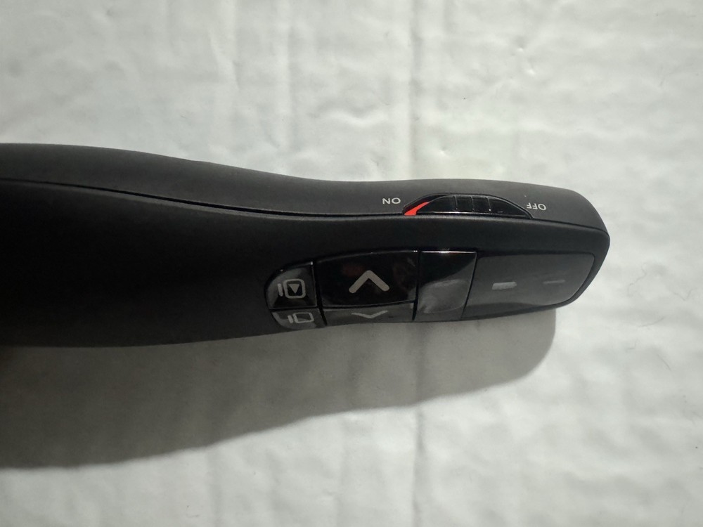 Logitech R400 Wireless Laser Pointer Presentation Remote with USB & Case Black