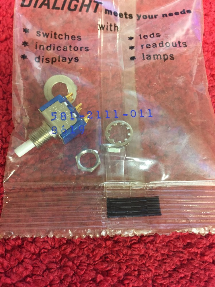 581-2111-011 DIALIGHT SWITCH  PUSH BUTTON  DPDT NEW