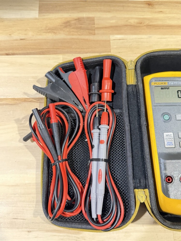 FLUKE 712B RTD CALIBRATOR W/ CASE & ACCESSORIES - TESTED