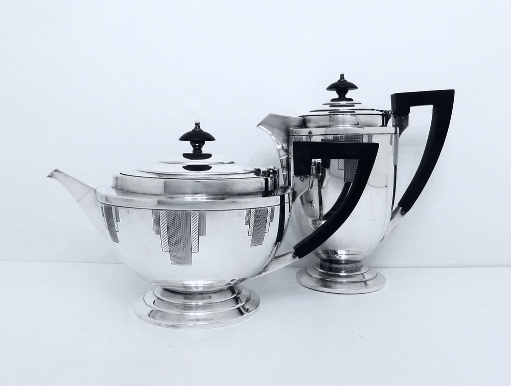 1940 WALKER & HALL SHEFFIELD DECO FOOTED EBONY HANDLE CHOCOLATE & TEAPOT SET