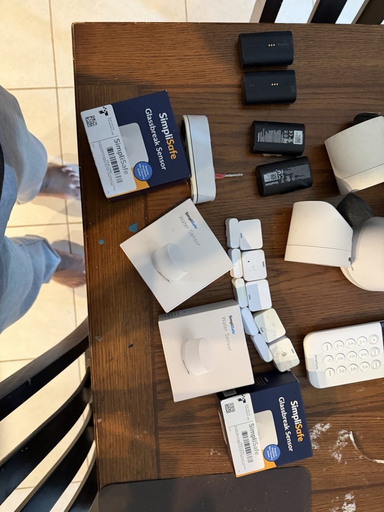 SimpliSafe Wireless Alarm System Glassbreak Sensor Water Sensor Indoor Camera