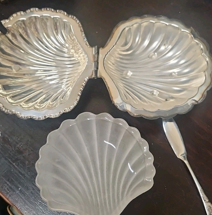 Vtg Cheltenham England Silverplate Clam Shell Milk Glass Liner Butter Server