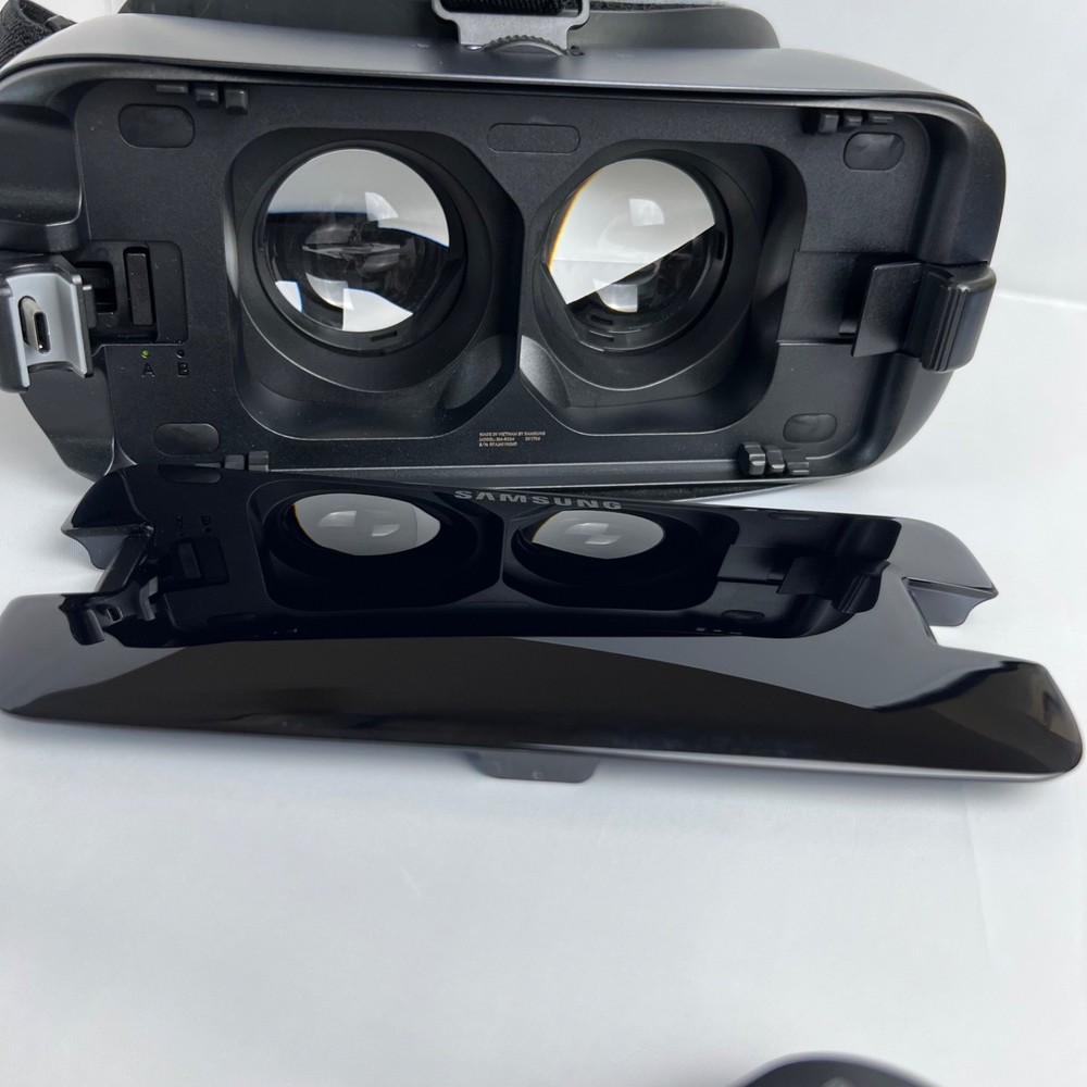 Samsung Gear VR With Controller In Box- Very Good Condition!