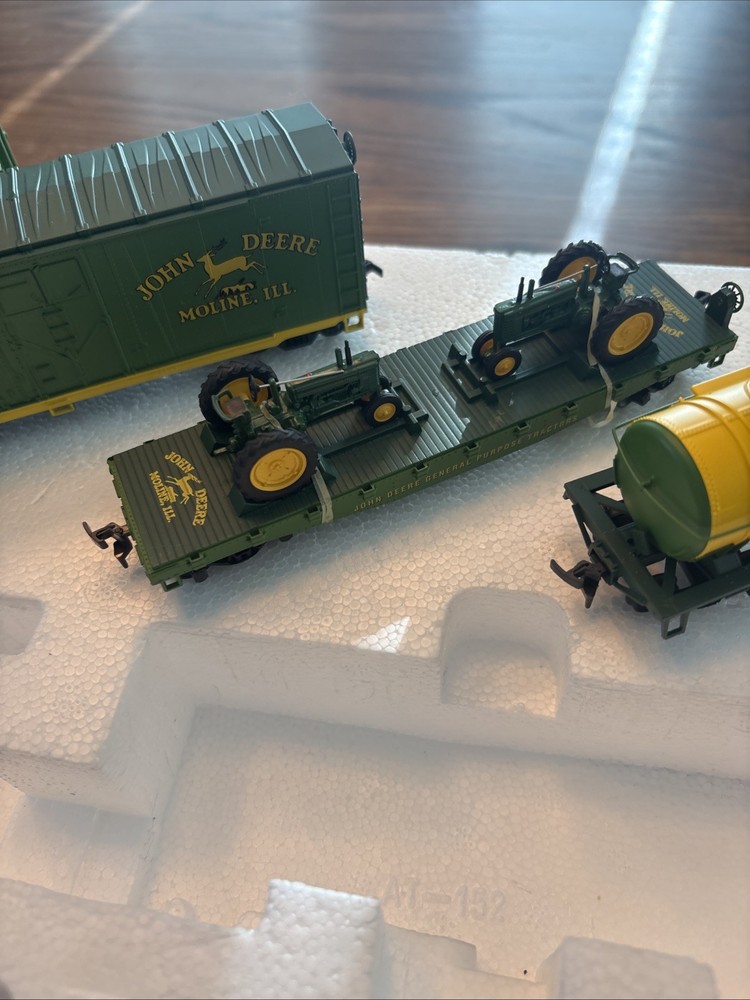 Athern John Deere Model "B" Express HO scale train set
