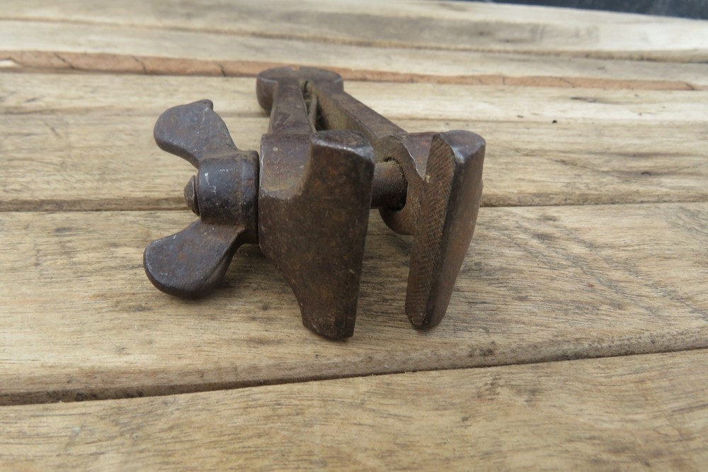 old hand vise ( 2603