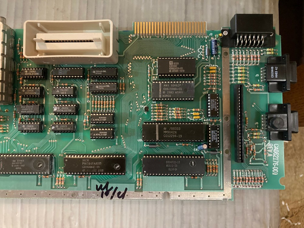 Top and bottom case Atari 600XL Removed from computer