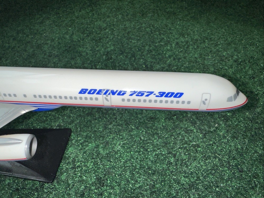 Boeing 757-300 Desk Model - Missed Wing