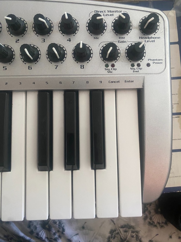 M-Audio Ozone *Midi Keyboard & interface *USB controller *mobile workstation