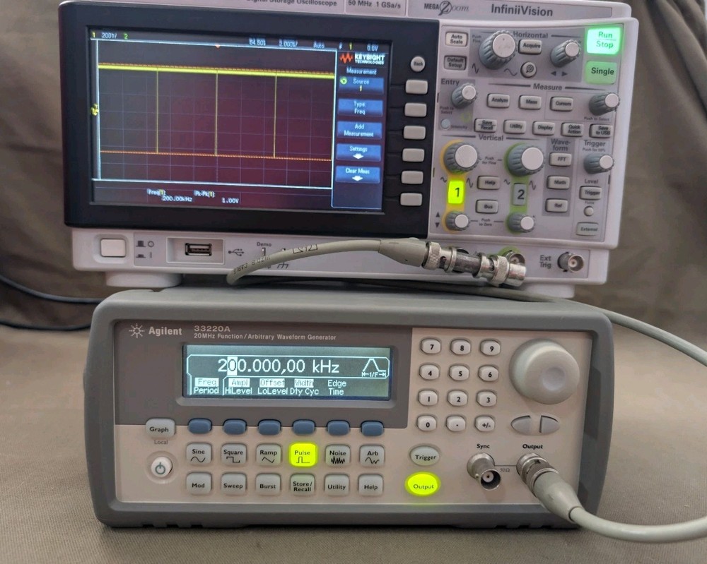 Agilent 33220A 20MHz Function/Arb Waveform Generator - Very Good Condition