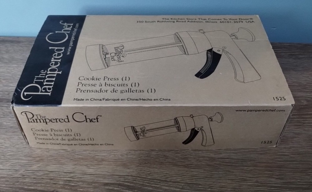 The Pampered Chef 1525 Cookie Press with 16 Discs - White