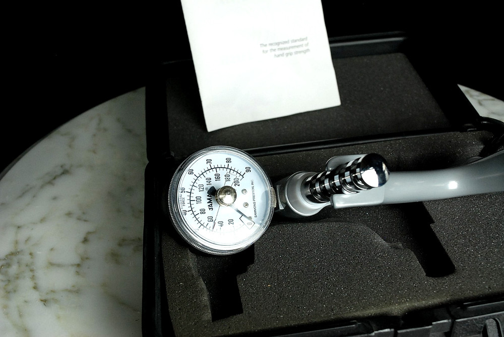 Jamar Hydraulic Hand Dynamometer, Lightweight Max Force Indicator to Measure Gri