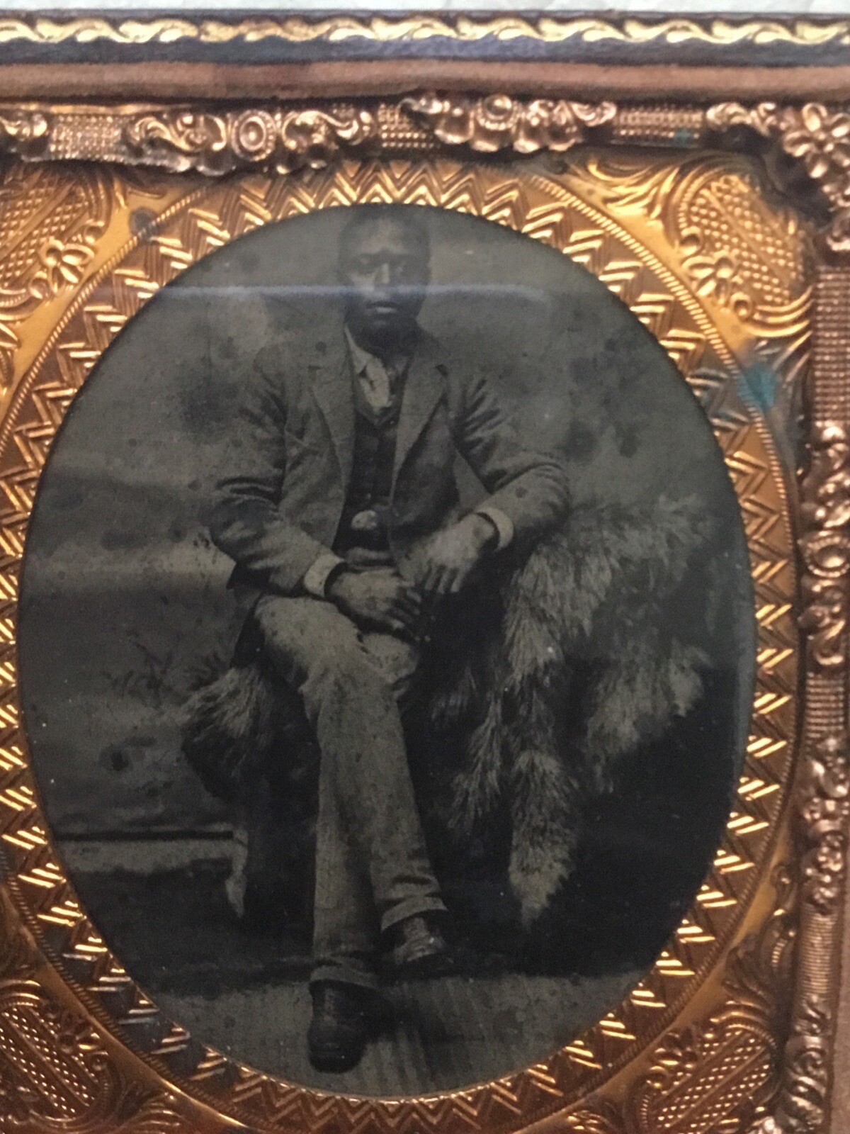 1800 HANDSOME WELL DRESSED AFRICAN AMERICAN MAN SUIT FUR RUG Tin Type Photo