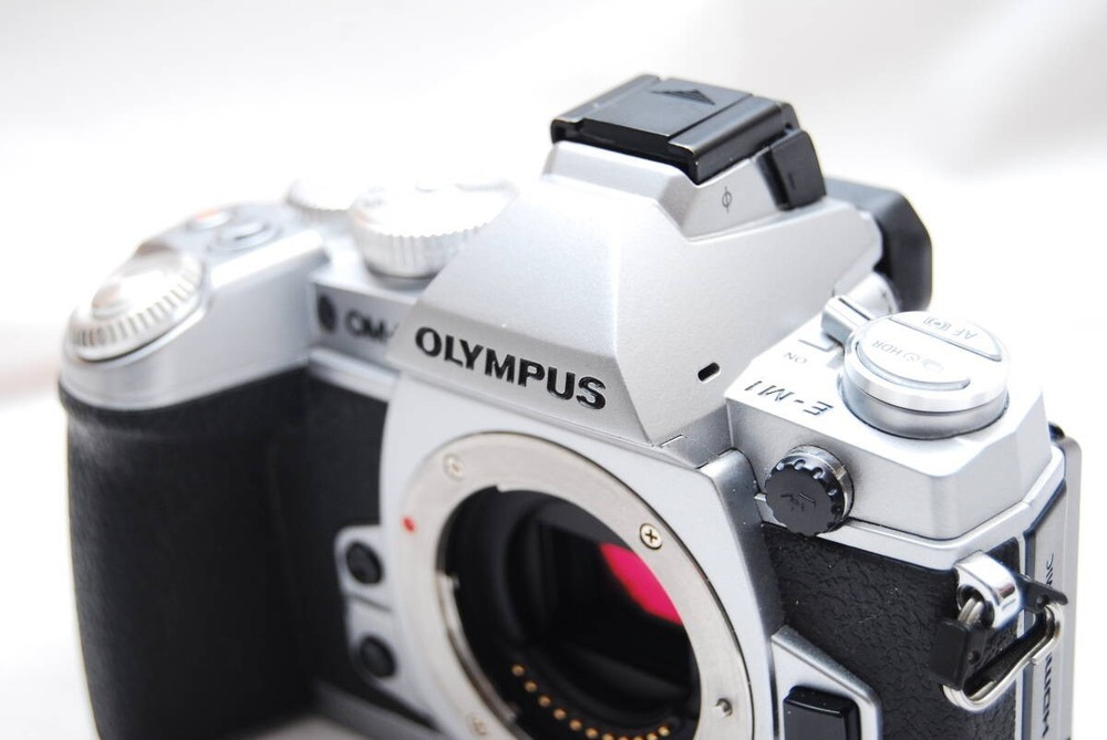 OLYMPUS OM-D E-M1 Mirrorless Camera Body Silver Set Working