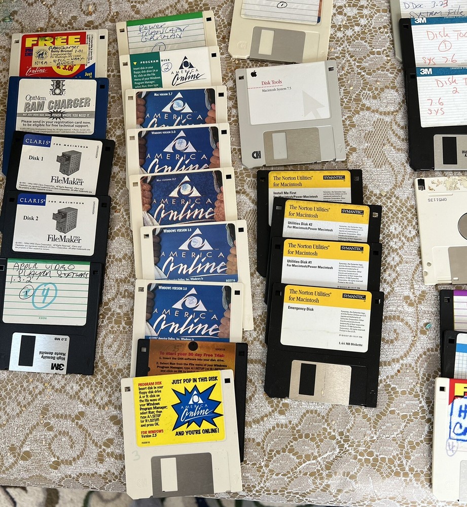87 Diskettes Floppy Disk Vintage Macintosh Software & Cabinet