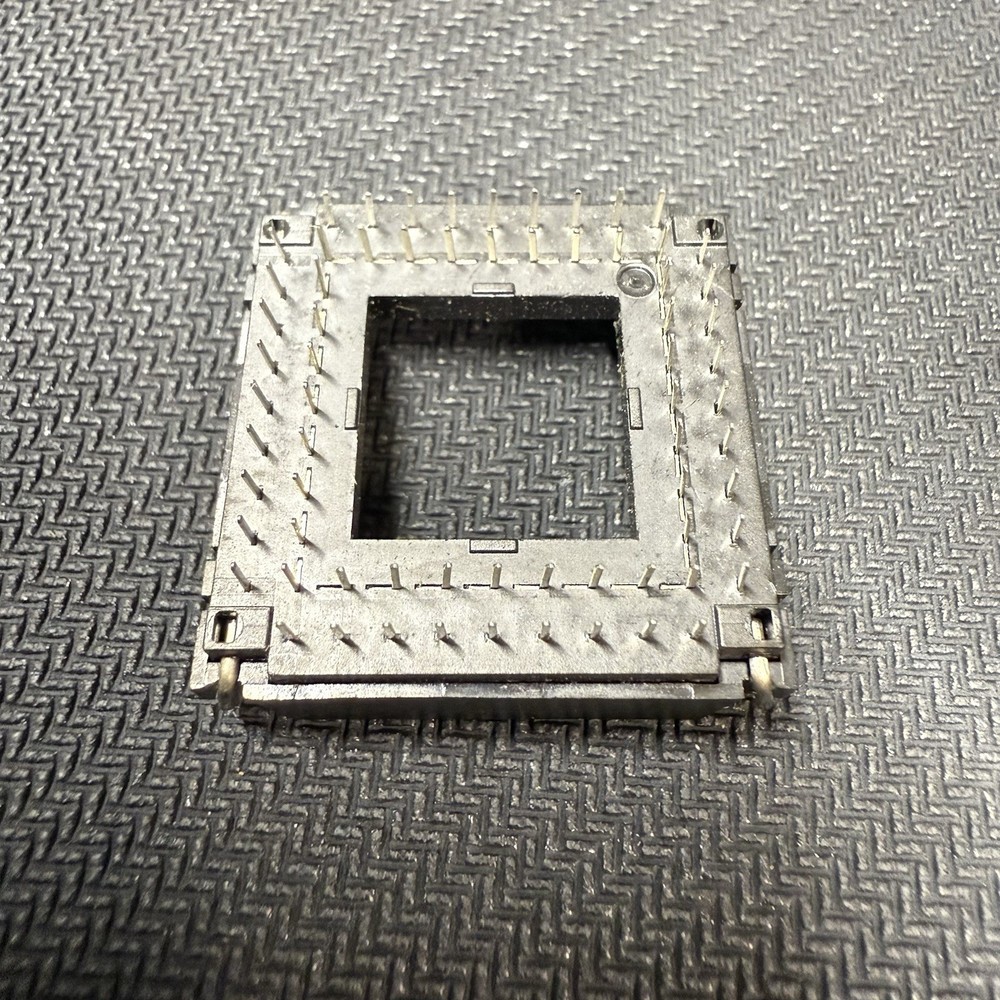 Thomas & Betts Latching 68 Pin Through Hole PLCC Socket T&B New