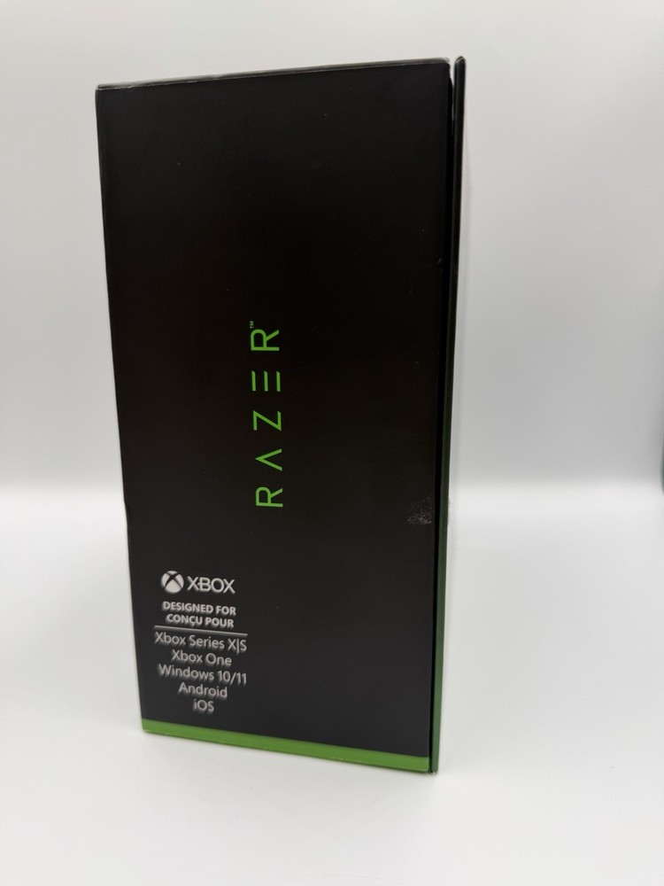 GC505 RAZER WIRELESS CONTROLLER & QUICK CHARGING STAND FOR XBOX- USED