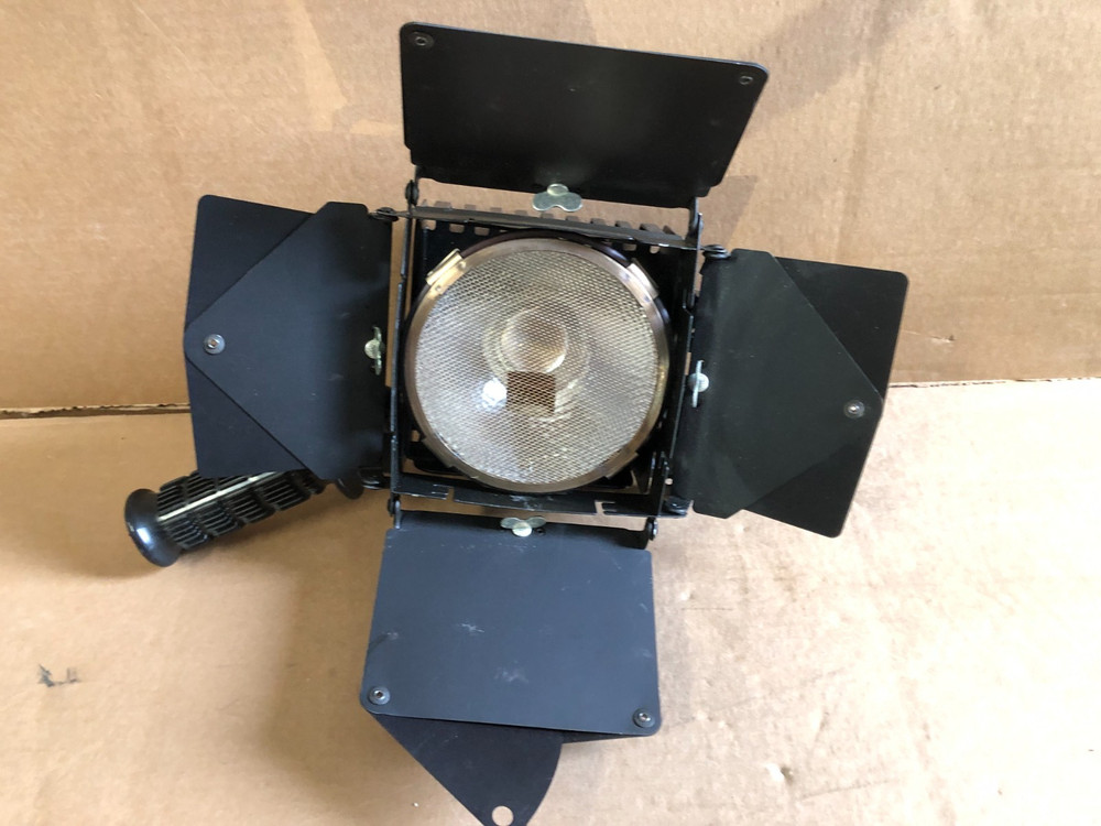 Lowel Omni Multi-Voltage Focusing Light