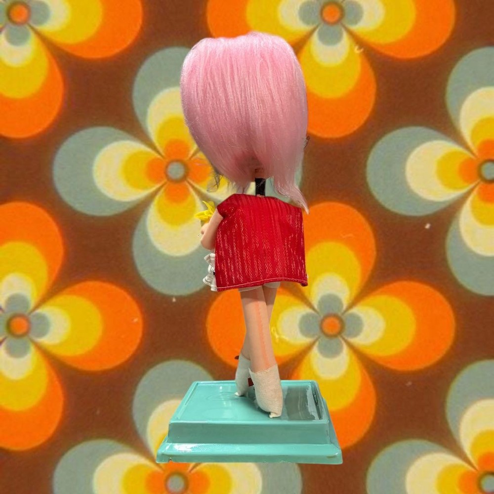 Retro pose doll Herohero doll
