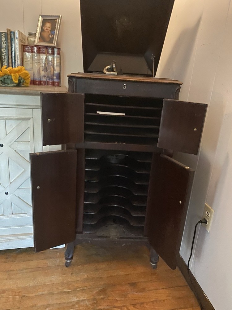 Victrola Talking Machine From the Early 1900s. Working Condition!