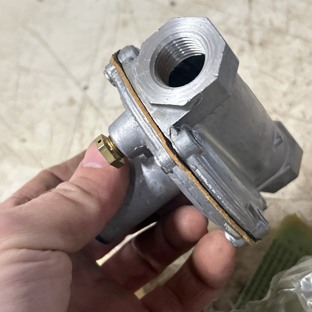 NEW IN PKG GRAINGER GAS PRESSURE REGULATOR 4E224 (184-2)