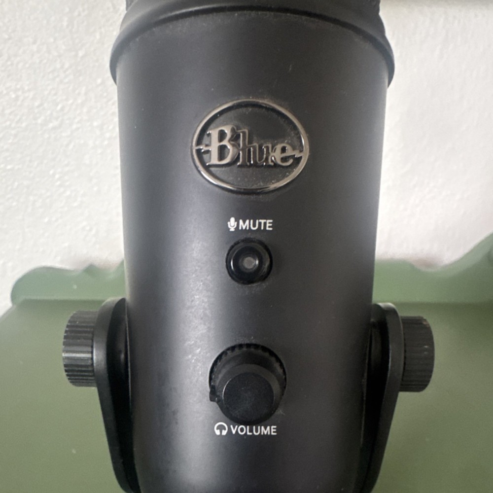 Blue Yeti USB Microphone Black Mute Volume Gain Multiple Polar Patterns