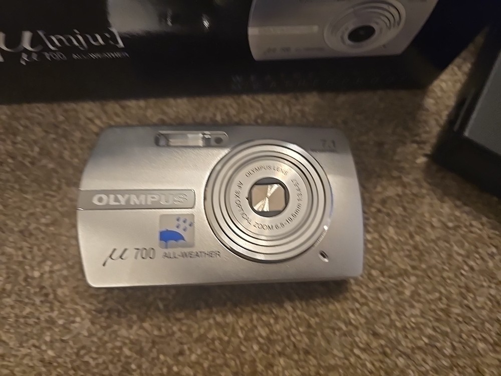 Olympus (mju) 700 digital camera NO BATTERY