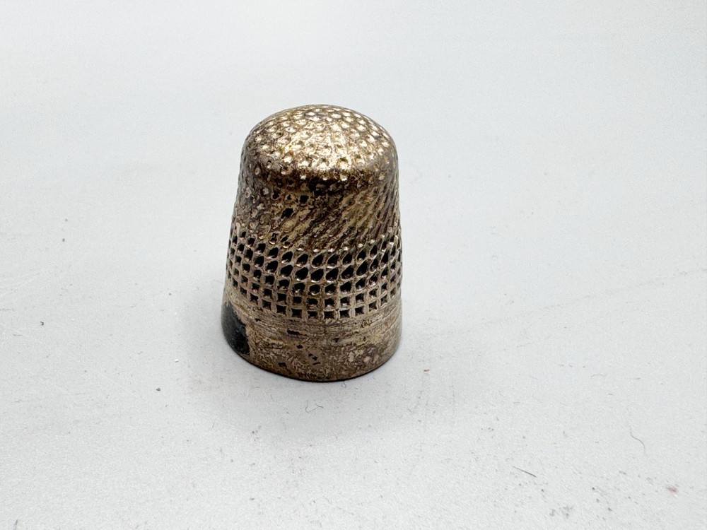 VINTAGE / ANTIQUE OLD SOLID STERLING SILVER SEWING THIMBLE