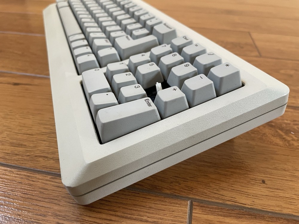 VINTAGE APPLE KEYBOARD M0110A UNTESTED MISSING 1 KEY