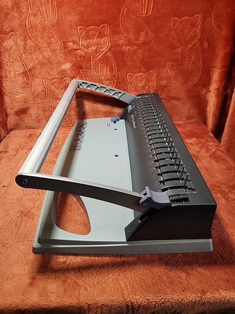 GBC Bindmate Binding Machine With Plastic Combs.