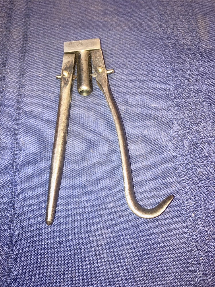 tool for fitting feathers to arrows