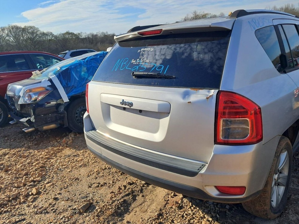 COMPASS 2011 Glove Box 4893478